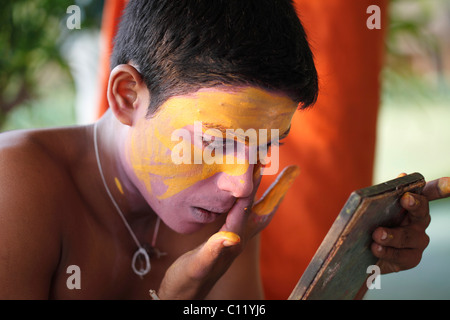 Kathakali dancer facendo il suo make up, Minukku carattere, Kerala, India meridionale, Asia Foto Stock