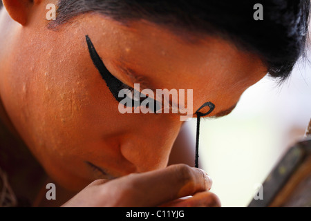 Kathakali dancer facendo il suo make up, Minukku carattere, Kerala, India meridionale, Asia Foto Stock