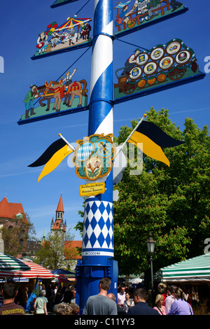 Maypole sulla piazza Viktualienmarkt Monaco di Baviera, Germania, Europa Foto Stock