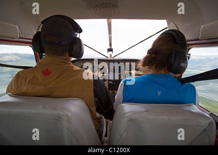 Pilota e copilota, la cabina di pilotaggio del galleggiante piano piano bush, aerotrasportato, Cessna 180, Yukon Territory, Canada Foto Stock