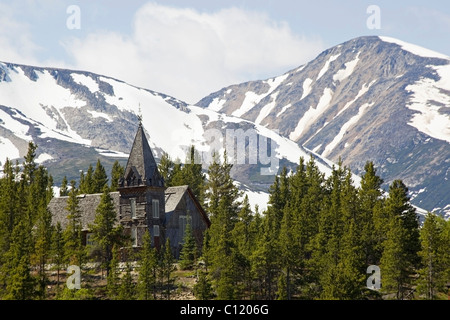 Storica St Andrews chiesa di legno, montagne dietro, Bennett City, Klondike Gold Rush, Chilkoot Pass, Chilkoot Trail Foto Stock