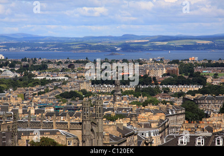 Vista su Edimburgo a Firth of Forth, Edimburgo, Scozia, Regno Unito, Europa Foto Stock