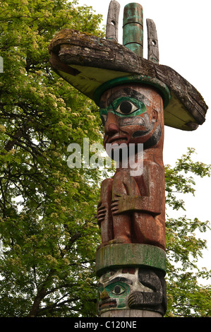 L'Alaska. Totem a scuote il capo tribale, Casa Tlingit monumento storico sito, Wrangell, Alaska sudorientale. Foto Stock