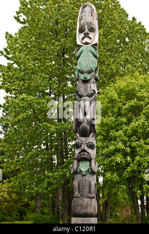 L'Alaska. Tlingit totem presso Kiksetti Totem Park, Wrangell, Alaska sudorientale. Foto Stock