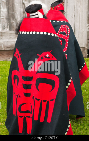 L'Alaska. Tlingit native esecutori al Chief scuote Casa tribali, Tlingit Historic Site, Wrangell, Alaska sudorientale. Foto Stock