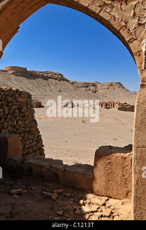 Resti di edifici cerimoniali presso la Torre di silenzio, zoroastriane sepoltura, lo zoroastrismo, Mazdaism, Yazd, Persia, Iran Foto Stock