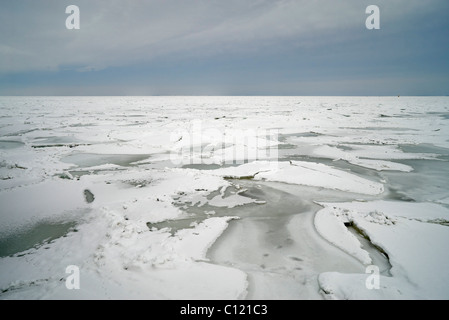 Ghiaccio sulla baia di Greifswald nel Mar Baltico nei pressi di Lubmin, Meclemburgo-Pomerania Occidentale, Germania, Europa Foto Stock