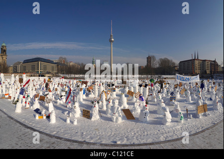 Dimostrazione di pupazzi di neve contro il cambiamento climatico sulla Schlossplatz a Berlino, Germania, Europa Foto Stock