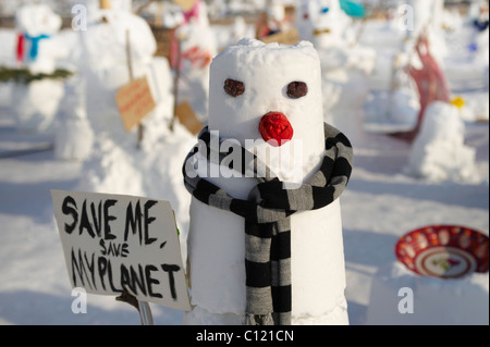 Dimostrazione di pupazzi di neve contro il cambiamento climatico sulla Schlossplatz a Berlino, Germania, Europa Foto Stock