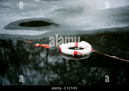 Ghiaccio sottile e un salvagente Foto Stock