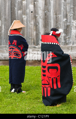 L'Alaska. Tlingit native esecutori al Chief scuote Casa tribali, Tlingit Historic Site, Wrangell, Alaska sudorientale. Foto Stock