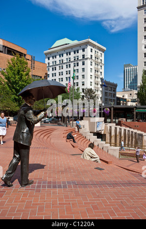 Figura in bronzo con un ombrello sul Pioneer Courthouse Square, Portland, Oregon, Stati Uniti d'America Foto Stock