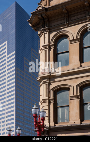 Casa tipica del quartiere cinese NW 3rd Ave, il distretto finanziario sul retro, Portland, Oregon, Stati Uniti d'America Foto Stock