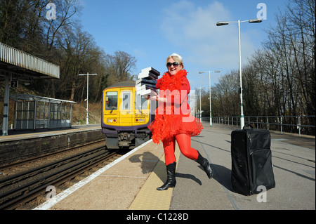 Tina mulini da Brighton vestito in un rosso tutu dando via libera Libri sui treni per Londra come parte del mondo libro notte Foto Stock