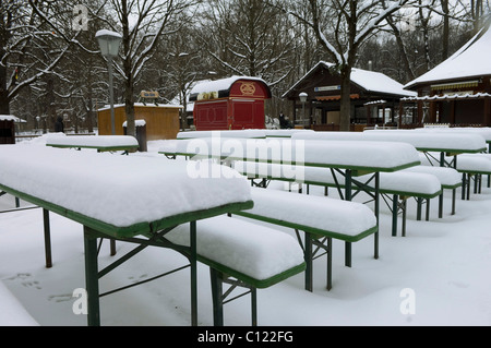 Giardino della birra presso la Chinesischer Turm in inverno, Parco Englischer Garten, Monaco di Baviera, Germania, Europa Foto Stock