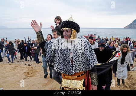 Epifania, tre uomini saggi indossando costumi per celebrare una festa religiosa, Albir, Altea, Costa Blanca, Alicante provincia Foto Stock