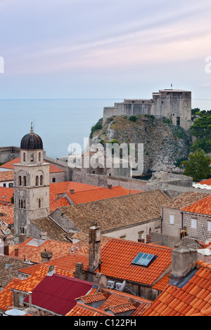 I tetti della città vecchia e Lovrjenac fort, Dubrovnik, Dalmazia, Croazia Foto Stock