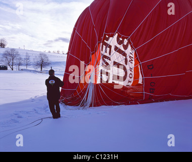 Vista dentro un rosso in mongolfiera ad aria calda dalla parte superiore mentre viene sgonfiato, Algovia in Baviera, Baviera, Germania Foto Stock