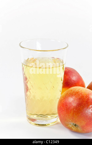 Il sidro di mele, Hessian specialità, o succo di mela, mele e bicchiere di sidro di mele Foto Stock