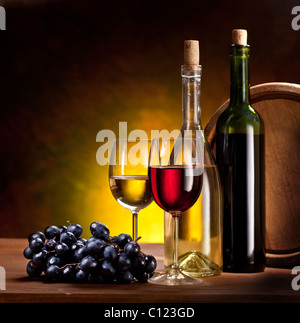 Natura morta con bottiglie di vino, bicchieri e botti di rovere. Foto Stock