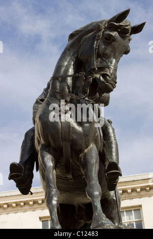 Una statua in bronzo del maresciallo di campo Rt. L'on. Sir Frederick Sleigh Roberts, primo Earl Roberts sul suo cavallo in sfilata delle Guardie a Cavallo Foto Stock