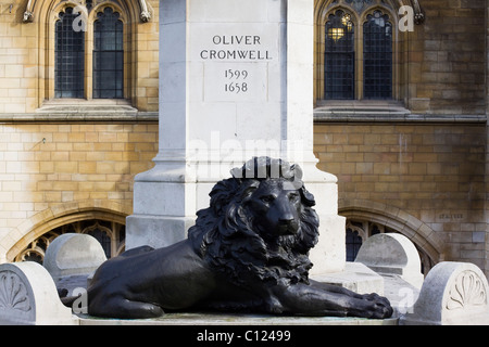 1899 la statua di Cromwell da Hamo Thronycroft al di fuori del Palazzo di Westminster a Londra Foto Stock