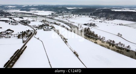 Vista aerea, il fiume valle della Ruhr nella neve, Muelheim an der Ruhr, Ruhrgebiet regione Renania settentrionale-Vestfalia, Germania, Europa Foto Stock