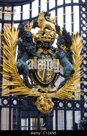 La protezione reale sui cancelli di Buckingham Palace Inghilterra Foto Stock