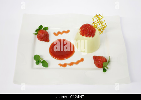 Panna cotta, panna cotta con salsa di fragole fragole fresche e zucchero la griglia, il nord del dolce italiano Foto Stock
