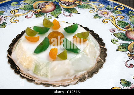 Cucina siciliana - Dolce tradizionale cassata chiamato fatta con ricotta e decorate con frutta candita. Origini arabe. Foto Stock