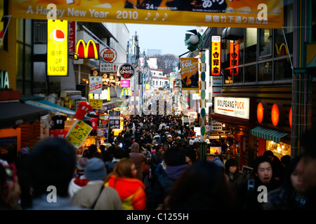 Folla nel quartiere alla moda di Harajuku, Tokyo, Giappone Foto Stock