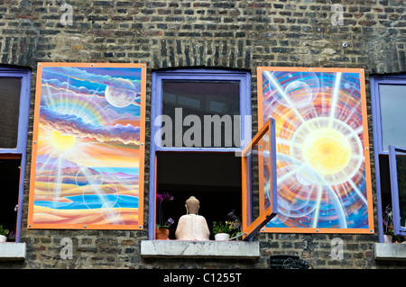 Statua di Buddha in Neal's Yard finestra, Londra Foto Stock