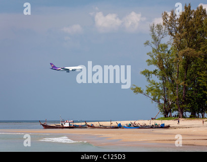 Piano di Thai Airways sbarco sull'Isola di Phuket, nel sud della Thailandia, Thailandia, Sud-est asiatico Foto Stock