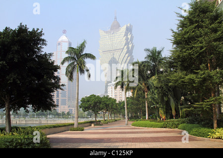 Skyline del Grand Lisboa Casinò e hotel e Banca di Cina edificio con palme lungo il litorale di Macau, Cina. Foto Stock