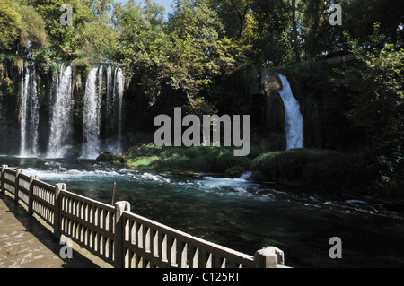 Balcone con vista della cascata e il fiume selvaggio nel verde della foresta Foto Stock