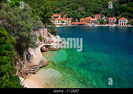 Piccola spiaggia vicino al villaggio di Kioni, la più bella di Itaca, Ulisses' patria s. Il mar Ionio, Grecia Foto Stock