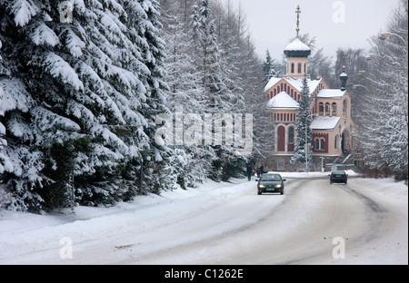 Wintery il traffico stradale, Russian-Orthodox chiesa, Marianske Lazne Repubblica Ceca, Europa Foto Stock
