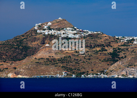 Grecia Isola di Milos. Vista di Plaka, Tripiti e Klima villaggi da Emboreios, sul lato opposto del golfo di Milos Foto Stock