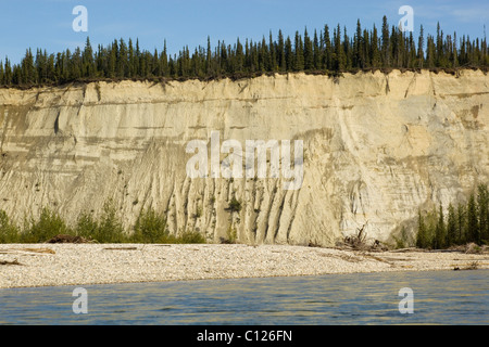 Fiume paesaggio di sagomatura, di erosione in arenaria molle, alta cut bank, Cliff, superiore Liard River, Yukon Territory, Canada Foto Stock