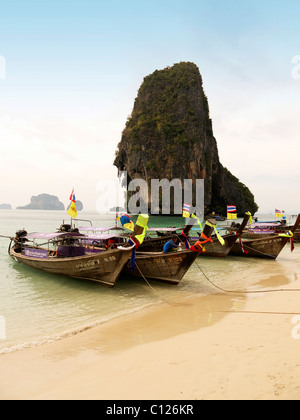 Lunga coda di barche sulla spiaggia Hat Phra Nang, Railey, Rai Leh, sul Mare delle Andamane, Provincia di Krabi, Thailandia, Asia Foto Stock