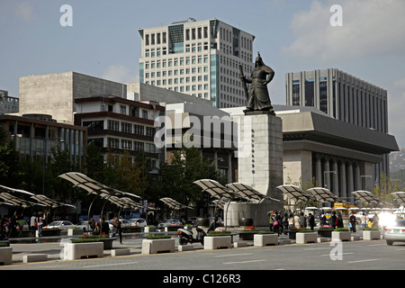 Principale Viale Sejongno con Gwanghwamun Plaza e l'Ammiraglio Yi Sun Shin statua nel centro cittadino di Seoul, Corea del Sud, Asia Foto Stock