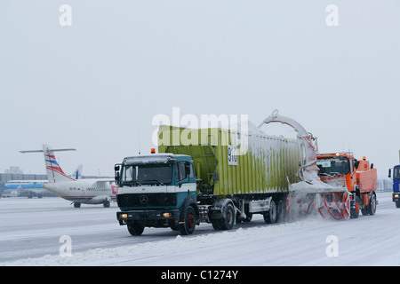 Neve, in inverno, spazzaneve, spazzaneve, autocarro, aereo, area maneuvring, west, vie di rullaggio, terminale 1, Aeroporto di Monaco di Baviera, MUC, Bavaria Foto Stock