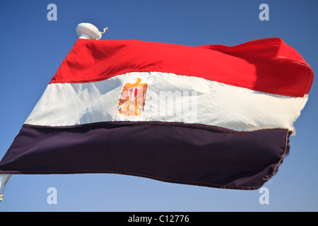 Bandiera egiziana contro un cielo blu Foto Stock