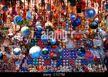 Stand con decorazioni di Natale il Christkindlesmarkt mercatino di Natale, Hauptmarkt, Norimberga, Media Franconia, Bavaria Foto Stock