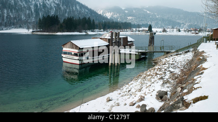 Imbarcati in barca, St.benedikt, su una coperta di neve dock, Lago Achensee, Austria, Europa Foto Stock