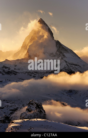 Monte Cervino alla luce del sole di setting, Zermatt, Vallese, Svizzera, Europa, Europa Foto Stock