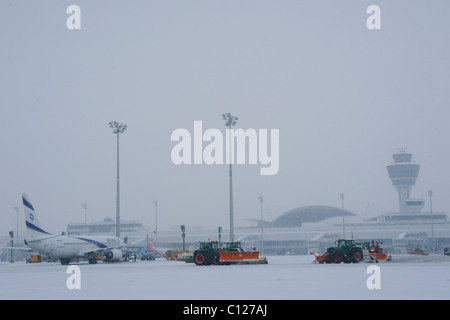 Neve, in inverno, rimozione neve da ovest il grembiule, la torre di controllo, aeroplani, Aeroporto di Monaco di Baviera, MUC, Baviera, Germania, Europa Foto Stock