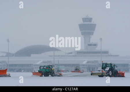 Neve, in inverno, rimozione neve da ovest il grembiule, la torre di controllo, Aeroporto di Monaco di Baviera, MUC, Baviera, Germania, Europa Foto Stock