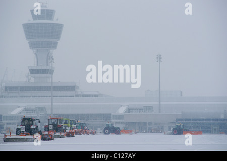 Neve, in inverno, rimozione neve da ovest il grembiule, la torre di controllo, Aeroporto di Monaco di Baviera, MUC, Baviera, Germania, Europa Foto Stock