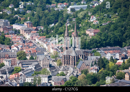 Vista su Marburg an der Lahn con il centro storico della città di fronte a Santa Elisabetta è la Chiesa, Marburg, Hesse, Germania, Europa Foto Stock